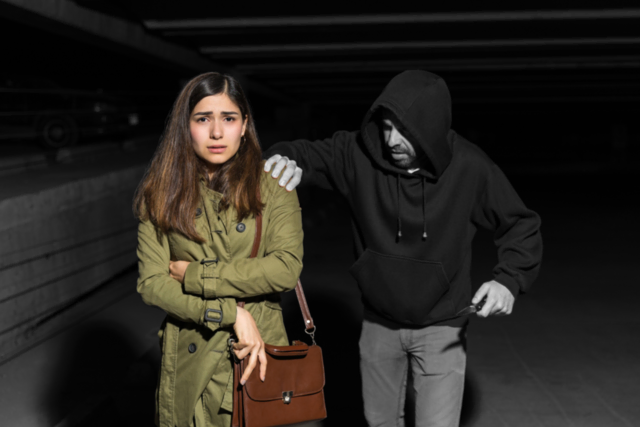 Eine Frau im Dunkeln fühlt sich unsicher angesichts der möglichen Gefahr eines Überfalls | Foto: MSR