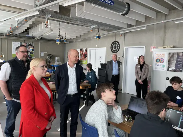 Jan Bauer (CDU, li.), Nadja Weippert (Bündnis 90/Die Grünen) und Stephan Ertner ließen sich von Schülern des Luhe-Gymnasiums ihre Arbeit erklären | Foto: Emily Püschel