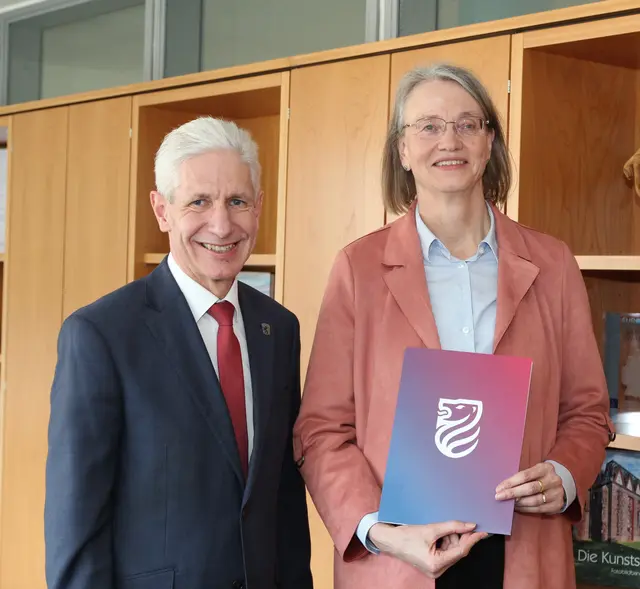 Landrat Rainer Rempe mit der scheidenden Abteilungsleiterin Martina Menzel | Foto: Landkreis Harburg