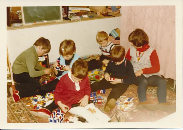 Kinder beim Spielen mit Lego in Winsen 1968/69