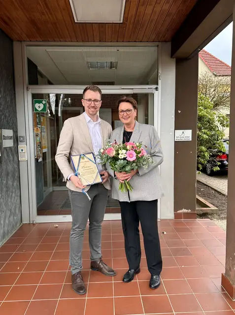 Samtgemeinde-Bürgermeister Philip Werk gratuliert Amtsleiterin Kerstin Markus zum 25-jährigen Dienstjubiläum | Foto: Samtgemeinde Hollenstedt
