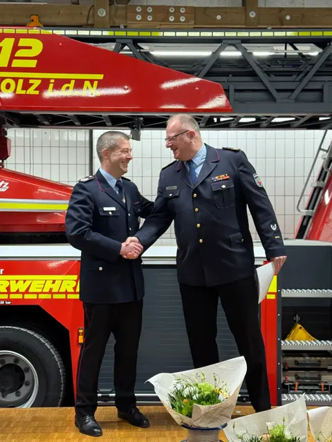 André Emme (re.) übergibt das Amt des Stadtbrandmeisters an Christian Matzat | Foto: FF Buchholz