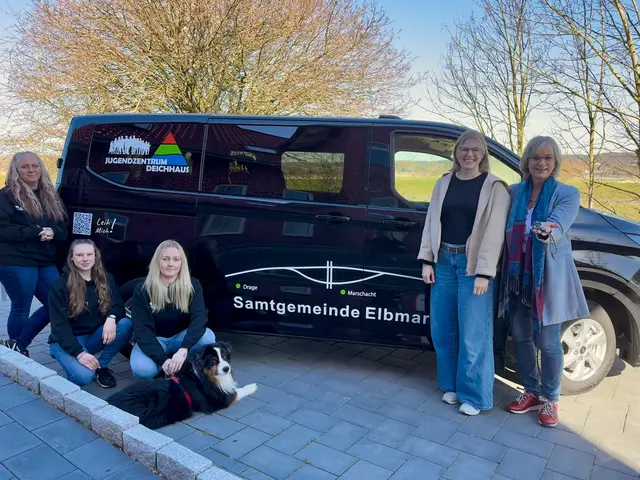 Mit dem neuen Plug-in-Hybrid-Jugendbus (v. li.): Stefanie Menke (Leitung Jugendzentrum „Deichhaus“), Saskia Hillmer, Sina Heilmann (beide "Deichhaus“), Annika Paulini (LEADER-Region "Achtern-Elbe-Diek") und Samtgemeinde-Bürgermeisterin Kathrin Bockey | Foto: Samtgemeinde Elbmarsch
