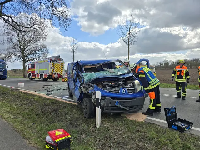 Bei diesem Unfall zwischen einem Lieferwagen und einem landwirtschaftlichen Fahrzeug wurde der Fahrer des Lieferwagens schwer verletzt. Die Feuerwehr Maschen übernahm die Erstversorgung des Verletzten. | Foto: FF Maschen