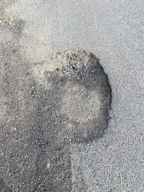 Solche Schlaglöcher zwingen in Buchholz-Suerhop zum Slalomfahren | Foto: privat