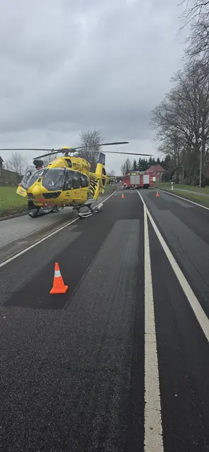 Der Rettungshubschrauber brachte die schwer verletzte Beifahrerin in eine Spezialklinik | Foto: Frank Höper /Feuerwehren SG Apensen 