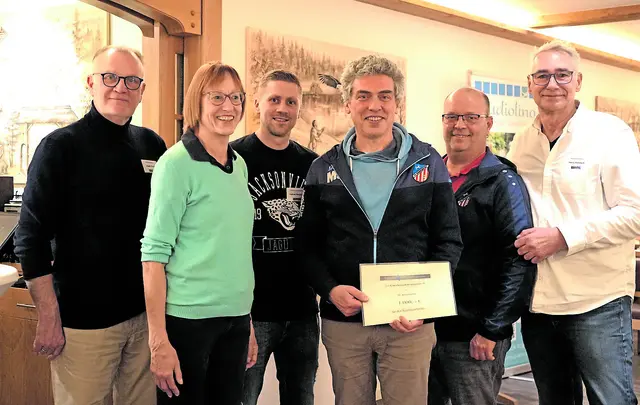 Symbolische Scheckübergabe vom Vorstand des Gewerbevereins Rosengarten an den FC Rosengarten (v. li.): Hagen Preuß, Felicitas Richter, Fabian Severloh, Matthias Schmitthals, Dirk Eckelmann und Henry Bielefeldt | Foto: GVR