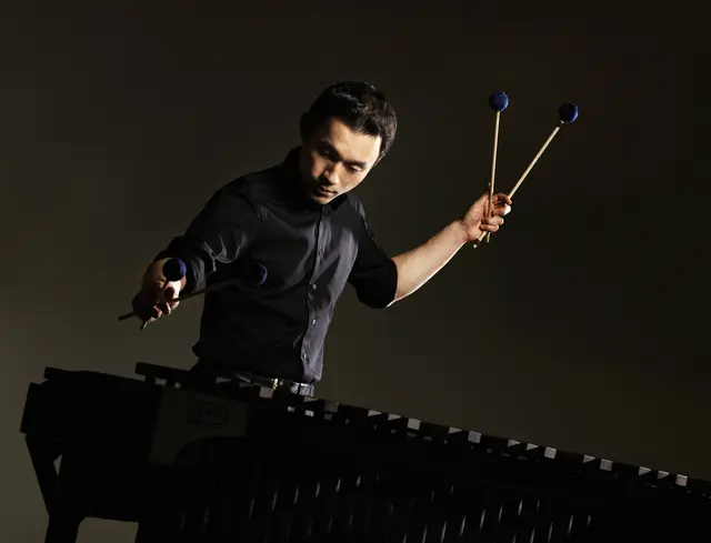 Fumito Nunoya bietet in Himmelpforten einen Konzertabend, der zum Lauschen, Träumen und Entdecken einlädt – und die Marimba in all ihrer faszinierenden Vielseitigkeit erlebbar macht. | Foto: Dirk Schelpmeier