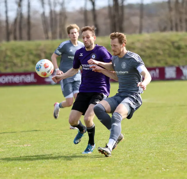 Packende Zweikämpfte gab es auch in der Partie zwischen dem FC Jesteburg-Bendestorf (in grau) und Eintracht Munster zu sehen. Das Spiel endete 1:1-Unentschieden | Foto: cc