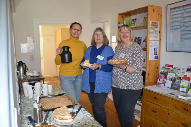 Anastasie Elwein hilft beim Nähen und Angelika Überrück und Kerstin Staub versorgen die Gäste mit Kaffe und Kuchen (v.li) | Foto: sc