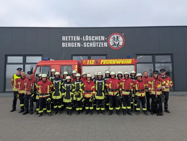 Die erfolgreichen QS1-Absolventen und ihre Prüfer | Foto:   Freiwillige Feuerwehr Samtgemeinde Hanstedt