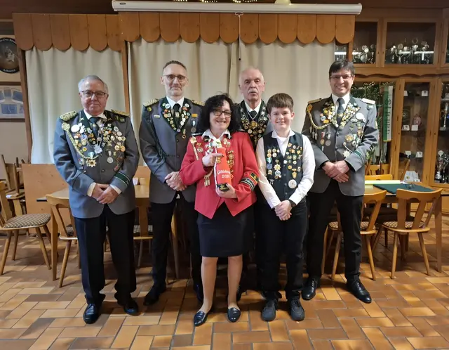 Von links: Uwe Bruder Jugendwart, Matthias Deeth 2. Vorsitzender, Stefanie Lohse Gildekönigin, Michael Schulz Gildekönig, Marlon Büsselmann Lichtpunktbester, Marco Bürger 1. Vorsitzender. | Foto: Schützenverein Ashausen