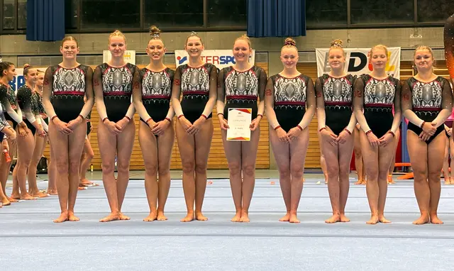Das 08-Bundesligateam in der Halle in Schwäbisch Gmünd als Saison-Vizemeister 2025 (v. l.): Lisa Unger, Emma Schruhl, Daria Hofmann, Sarah Kleinknecht, Maria Heitmann, Juliane Grunwald, Vladyslava Ozinkovska, Virgenie ten Voorde, und Finja Säfken. | Foto: TSV 08