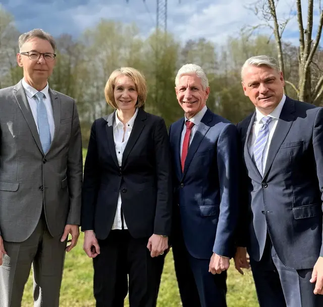 Krankenhaus-Aufsichtsratsvorsitzender und Landrat Rainer Rempe (2. v. re.) mit dem ausscheidenden Cord Meyer (re.), seinem Nachfolger als kaufmännischer Geschäftsführer, Dr. Martin Meyer, und der medizinischen Geschäftsführerin Dr. Franziska Breunig | Foto: Landkreis Harburg