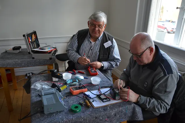 Auf der Elektronik-Werkbank wird gearbeitet  | Foto: sc