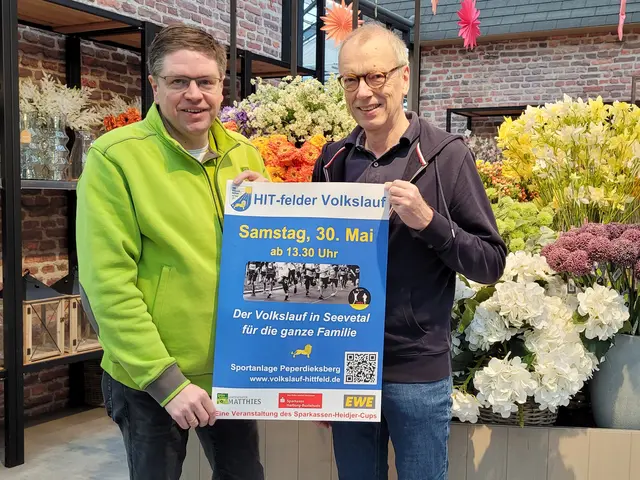 Carsten Matthies vom Gartencenter und Volkslauforganisator Heiner Steeneck mit dem neuen Plakat | Foto: TSV