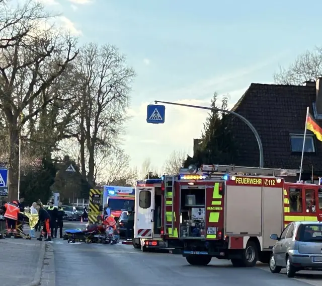 Zwei Passanten wurden von einen Pkw touchiert | Foto: FF Moisburg