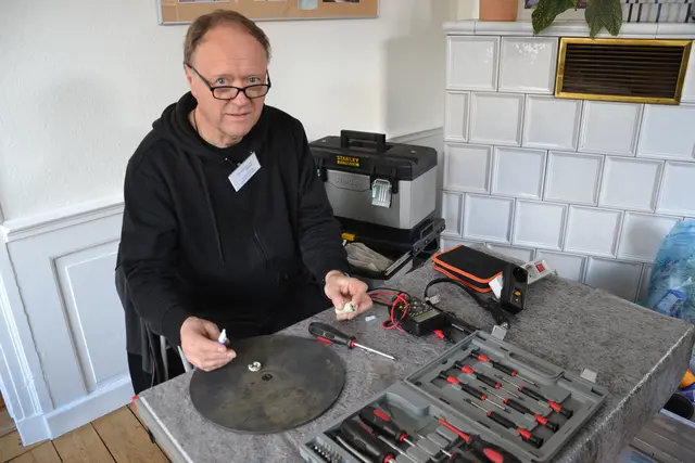 Thorsten Mäckelmann repariert einen Lampenständer | Foto: sc