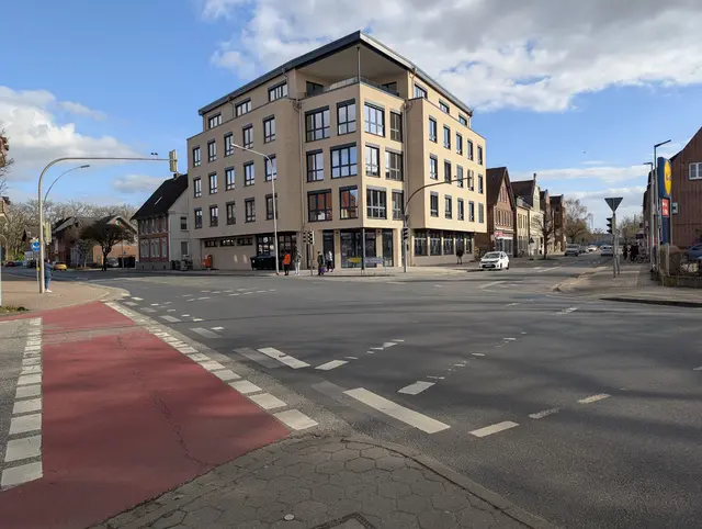 Der Anfang ist gemacht: Das neue Bürogebäude an ehemals „Riedels Eck“ wertet das Bahnhofsumfeld jetzt bereits deutlich auf.