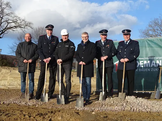 Symbolischer erster Spatenstich für die neuen Feuerwehrgerätehäuser (v. li.): Günter van Weeren, Vorsitzender Ordnungsausschuss Samtgemeinde Hanstedt,  stellv. Gemeindebrandmeister Florian Baden, Bauleiter Thomas Rosenow, Samtgemeinde-Bürgermeister Olaf Muus sowie die Ortsbrandmeister Philipp Fuchs (Sahrendorf-Schätzendorf) und Stefan von Buchholtz (Asendorf)
 | Foto: Pressestelle Feuerwehr Samtgemeinde Hanstedt