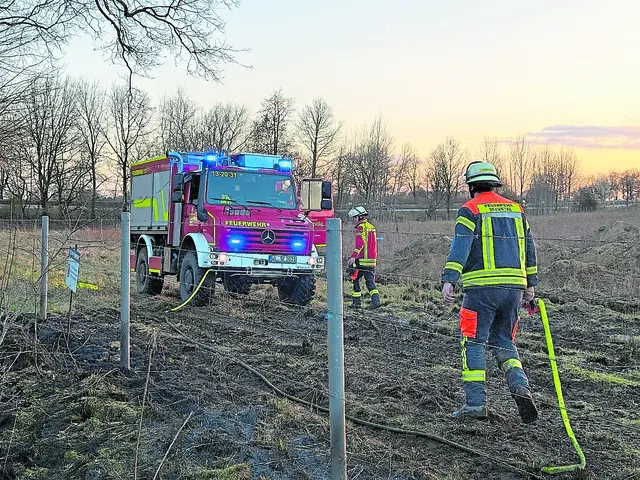 Da das Gelände schwer zugänglich war, konnte nur der Unimog durch den aufgeweichten Untergrund vorankommen | Foto: FF Hittfeld