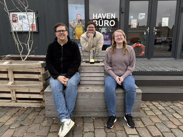 Patrick Tiedemann (v. li.), Amadeus Schwone und Lisa Allers arbeiten gemeinsam, um Räume und Austauschmöglichkeiten für die queere Gemeinschaft in der Region zu schaffen | Foto: pau