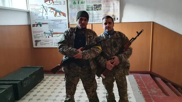 Der vermisste Neffe Volodymyr Kowbel (li.) – hier mit Sascha Kaflowsky im Frühjahr 2022 bei der Verteidigung von Kiew | Foto: Grischa Kaflowsky