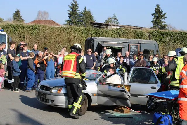 Zahlreiche Zuschauer verfolgten die Einsatzübung der Wehr mit einem "verunglückten" Pkw | Foto: ce