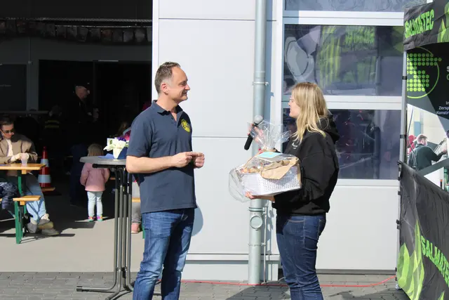 Dank fürs Ehrenamt: Maike Theilmann-Banse vom Salzhäuser Bosch Car Service Theilmann überreichte - stellvertretend für die örtlichen Unternehmen - einen Präsentkorb an Ortsbrandmeister Sven Plate | Foto: ce