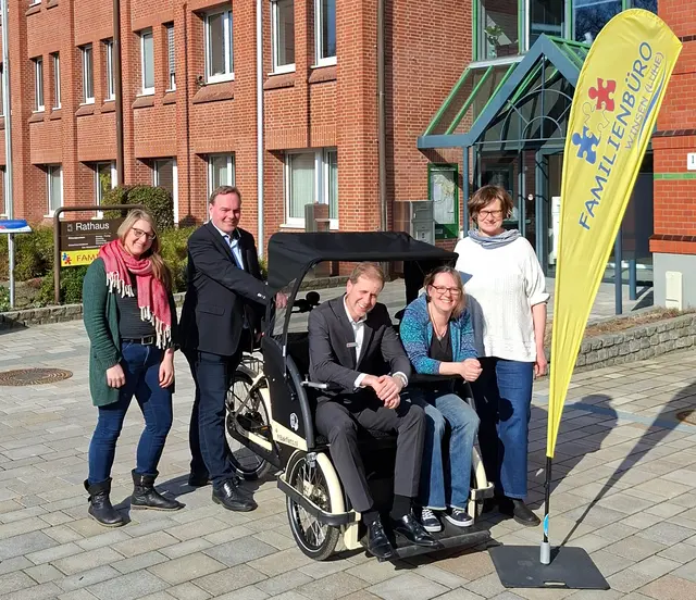 Jessica Karbon (Stadt Winsen, Soziales), Bürgermeister André Wiese, Tino Schulz (Sparkasse), Julia Meinel (Stadt Winsen, Familienbüro), Simone Uhlemeyer-Junghans (Kirchengemeinde St. Jakobus). | Foto: Stadt Winsen