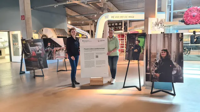 Anne Herrgesell, Leiterin der Abteilung Wissenschaft, Ausstellung und Sammlung im Freilichtmuseum am Kiekeberg und Sybille Kahnenbley, Stiftungsratsvorsitzende des Freilichtmuseums am Kiekeberg und Kreisvorsitzende der Landfrauen Harburg, in der Sonderausstellung „Frauen. Leben. Landwirtschaft.“ | Foto: Freilichtmuseum am Kiekeberg