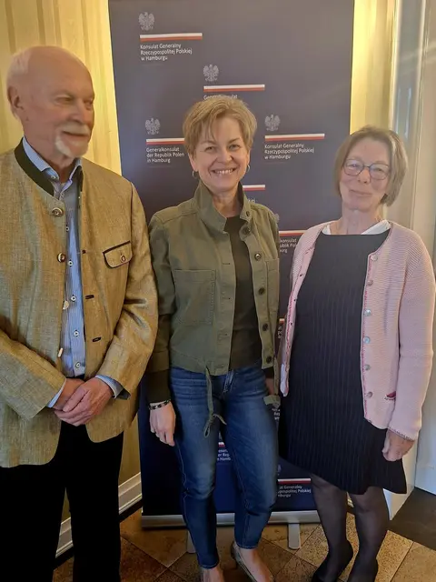 Besuch im polnischen Generalkonsulat: Wilhelm Pape (v. li.), Aleksandra Krystek-Biernacka und Sabine Zinnecker | Foto: Ingrid Pape
