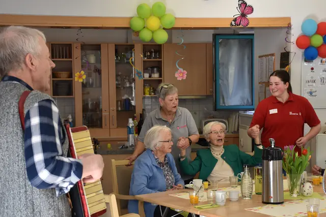 Alte Schlager und bekannte Volkslieder – beim Frühlingsfest sangen die Seniorinnen und Senioren gern mit | Foto: Johanniter