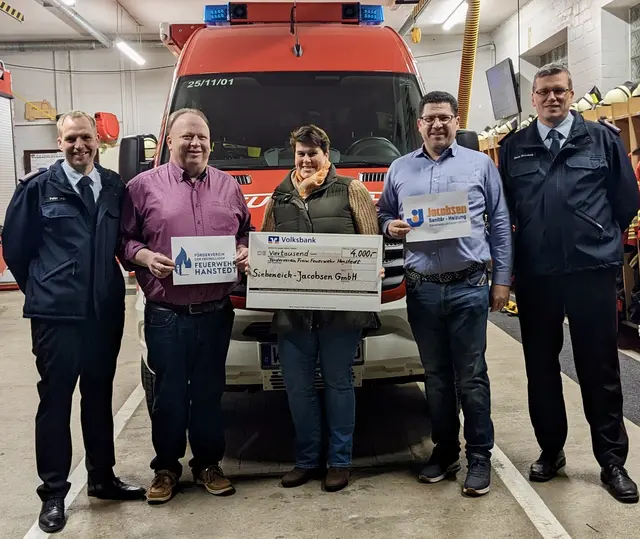 Ortsbrandmeister Peter Lege (v. li.), die Vorsitzenden des Fördervereins Marco Leopold und Martin Gröger sowie Jugendwart Marco Oldenburg freuen sich über die Spende von Jutta Siebeneick (Mitte) | Foto: Freiwillige Feuerwehr Hanstedt 