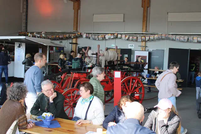 In der Halle wurden auch historische Feuerwehr-Einsatzfahrzeuge präsentiert | Foto: ce