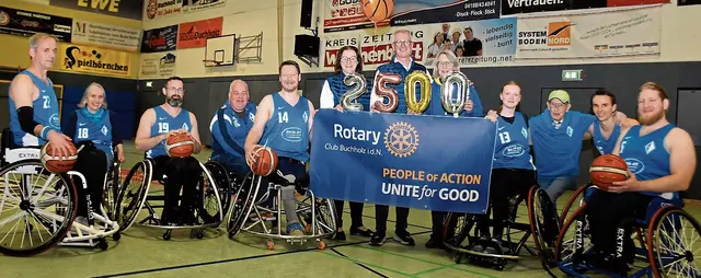 Die Rollstuhl-Sportler von Blau-Weiss Buchholz freuen sich über die hohe Spende | Foto: Axel-Holger Haase