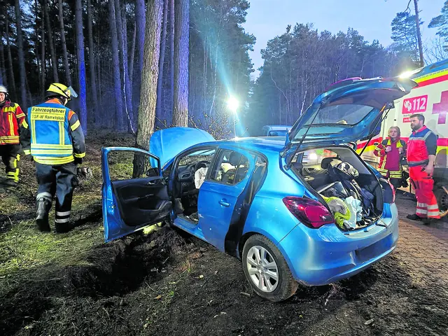 Dieser PKW prallte in Ramelsloh gegen einen Baum. Eine größere Anzahl von Einsatzkräfte der Feuerwehr Seevetal und des Rettungsdiensts kamen zu Hilfe. Glücklicherweise wurde niemand verletzt | Foto:  FF Ramelsloh