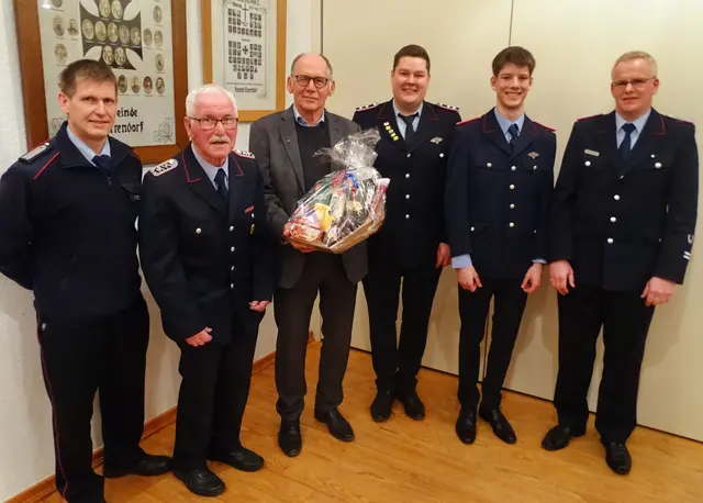Die Ernannten und der Geehrte mit den Gratulanten Martin Heuer (v. li.), Gerhard Heuer, Günter Rühe, Jörn Felix Bargmann, Lennard Rose und Oliver Lütker | Foto: Freiwillige Feuerwehr Samtgemeinde Hanstedt 