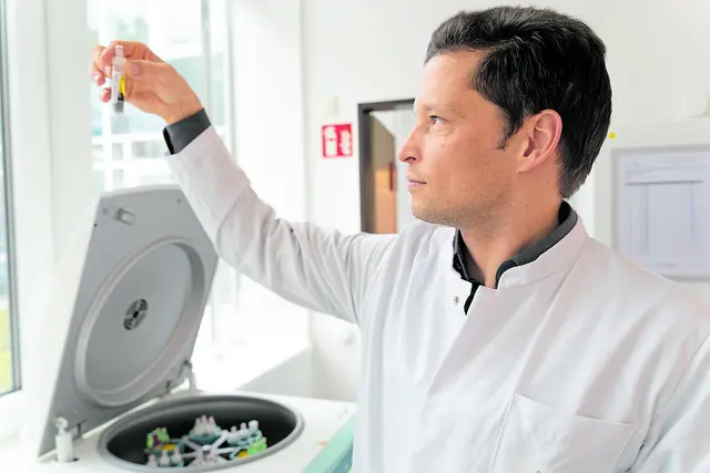 Dr. Alexander von Thomsen, Leitender Oberarzt, begutachtet eine Blutprobe nach dem Zentrifugieren | Foto: Elbe Kliniken / Kati Meyer-Thiedig