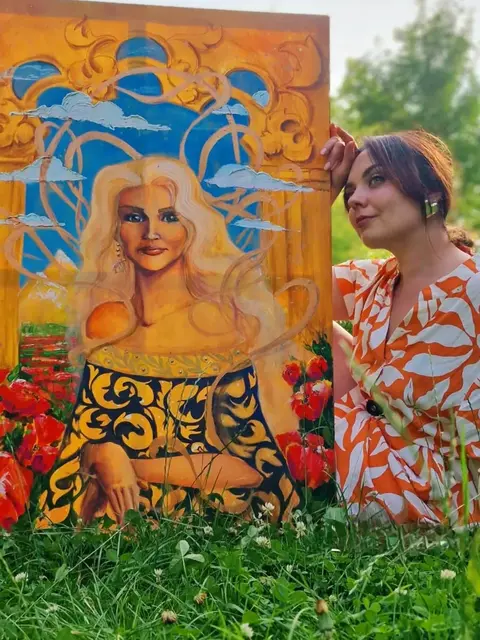 Oleksandra Yevtieieva malt mit Gefühl und viel Farbe - hier die Künstlerin mit einem ihrer Werke | Foto: Oleksandra Yevtieieva