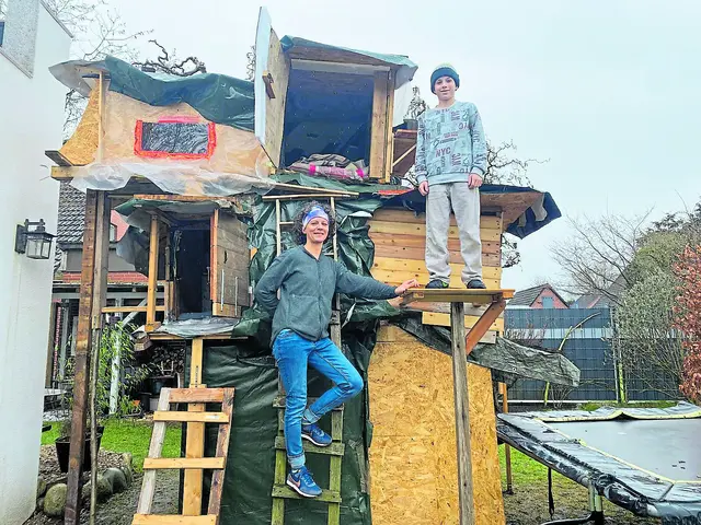 Gabriele und Henri Reeb vor dem Baumhaus   Fotos: nib