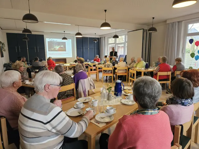 Die Mitglieder des DRK-Ortsvereins Ashausen-Scharmbeck verfolgen in geselliger Runde den Vortrag von Jan Bauer zum Thema Bevölkerungsschutz. | Foto: DRK-Ortsverein Ashausen-Scharmbeck