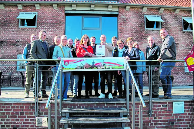 Hoffnungsvolle Übergabe des Förderantrags vor dem Kornspeicher in Freiburg | Foto: Jörg Petersen