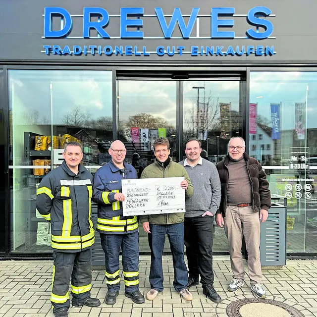 Claus, Oliver und Christian Drewes (v. re.) übergeben die Spende an Manuel Buuck und Nils Trucewitz | Foto: Edeka Drewes