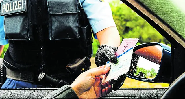 Den kontrollierenden Beamten fielen an den Papieren diverse Merkwürdigkeiten auf | Foto: KI-generiert