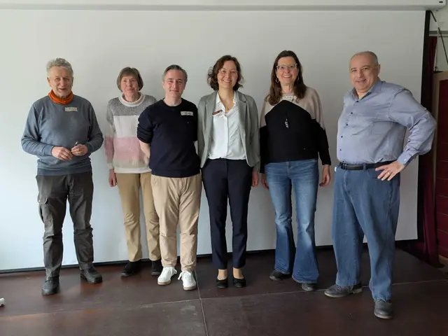 Die Buxtehuder Toastmasters waren in Hamburg erfolgreich – mit dabei: Peter Gronemeier (v. li.), Helga Pepperrell, Oliver
Weickmann, Laura Thiessen, Petra Uhe, Flavio Giacobone
 | Foto: Toastmasters Buxtehude