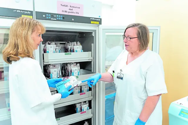 Leitende MTL Siegried Keusemann (re.) und MTL Anja Ehlers entnehmen eine Blutkonserve aus der Blutbank am Elbe Klinikum Buxtehude  | Foto: Elbe Kliniken / Kati Meyer-Thiedig