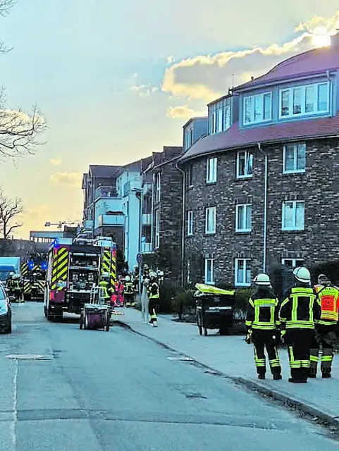 Im Gebäude, das sich in der Straße Am Radeland befindet, entstand starke Rauchentwicklung | Foto: DiTa