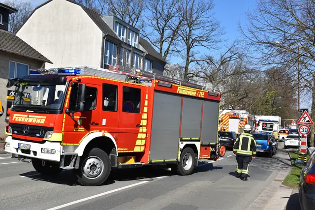 Die Feuerwehr übernahm die Bergung der Radfahrerin, die Rettungssanitäter des DRK übernahmen die Sofortmaßnahmen | Foto: Axel-Holger Haase
