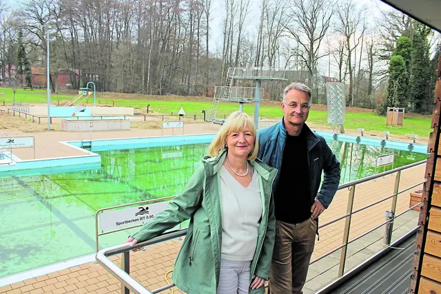 Nahmen das Waldbad vor dem Großreinemachen in Augenschein: Fördervereins-Vorsitzende Dagmar Maigatter und stellvertretender Bauamtsleiter Carsten Homann | Foto: ce